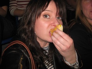 Hz hoped that the Kiss Cam would catch this romantic moment with her hot dog.